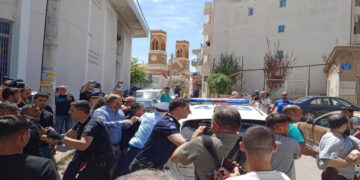 Ζητούν ισόβια: Σπαρακτικές εικόνες έξω από τα δικαστήρια – Με φωτογραφίες της 11χρονης οι συγγενείς της