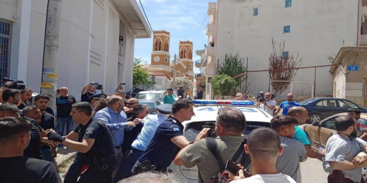 Ζητούν ισόβια: Σπαρακτικές εικόνες έξω από τα δικαστήρια – Με φωτογραφίες της 11χρονης οι συγγενείς της