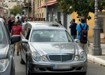 Alldaynews.gr «Βασούλα μου, που πας;»: «Ραγίζει» καρδιές ο σπαραγμός της μάνας στην κηδεία της 11χρονης