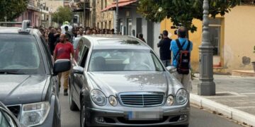 «Βασούλα μου, που πας;»: «Ραγίζει» καρδιές ο σπαραγμός της μάνας στην κηδεία της 11χρονης