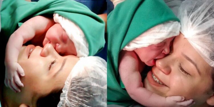 Μια εικόνα χίλιες λέξεις: Νεογέννητο αγκαλιάζει σφιχτά την μαμά του δευτερόλεπτα μετά την γέννα