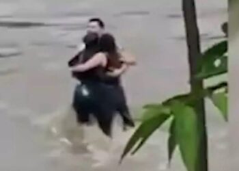 Η απελπισμένη προσπάθεια τριών φίλων να σωθούν από τα ορμητικά νερά στην Ιταλία – Αγκαλιάζονται πριν παρασυρθούν