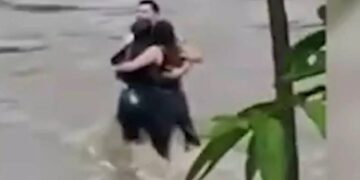 Η απελπισμένη προσπάθεια τριών φίλων να σωθούν από τα ορμητικά νερά στην Ιταλία – Αγκαλιάζονται πριν παρασυρθούν