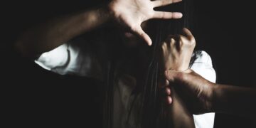 Η αφορμή για τον καβγά του γνωστού ποινικολόγου με τη σύζυγό του – «Την έκανε μαύρη στο ξύλο μέσα στο αυτοκίνητο»