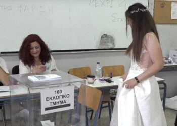 Νύφη στη Θεσσαλονίκη ψήφισε με το νυφικό στις ευρωεκλογές μετά το γλέντι γάμου – Το μήνυμα που έστειλε