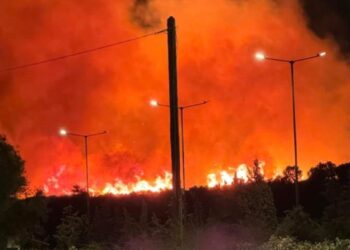Καίγεται τώρα η Κερατέα: Φωτιά κοντά σε σπίτια, ήχησε το 112 – Συγκλονιστικές εικόνες από το πύρινο μέτωπο