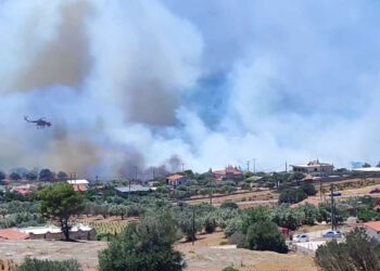 Μεγάλη φωτιά στην Κερατέα – Έχουν καεί σπίτια – Μήνυμα του 112 για εκκένωση 5 οικισμών