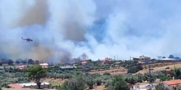 Μεγάλη φωτιά στην Κερατέα – Έχουν καεί σπίτια – Μήνυμα του 112 για εκκένωση 5 οικισμών