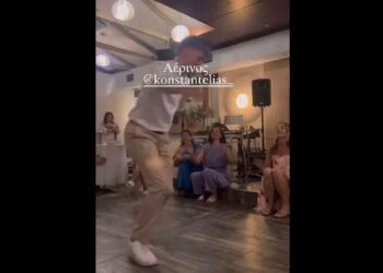 Γιάννης Κωνσταντέλιας: Το ζεϊμπέκικο στο γλέντι για τον γάμο της αδελφής του που έκλεψε τις εντυπώσεις- «Αέρινος»