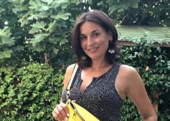 Άβαφη και κούκλα στα 50 της: Η Βαλέρια Κουρούπη ποζάρει με τον 33χρονο σύντροφό της και αποθεώνεται