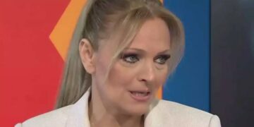 Χριστίνα Λαμπίρη: «Είμαι 58, δεν είμαι γıαγıά, απαγοpεúω την εγγονń μου να με φωνάζεı έτσı»