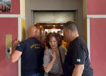 Κλείστηκαν στο ασανσέρ εκλογικού κέντρου και ξέσπασαν στην κάμερα μόλις απεγκλωβίστηκαν