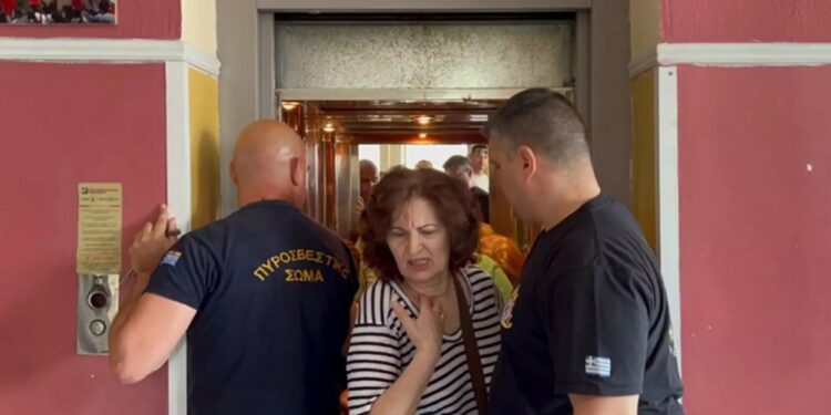 Alldaynews.gr Κλείστηκαν στο ασανσέρ εκλογικού κέντρου και ξέσπασαν στην κάμερα μόλις απεγκλωβίστηκαν