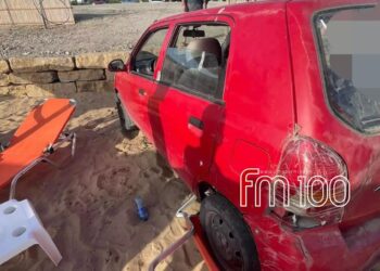 Αυτοκίνητο κύλησε μέσα σε παραλία και έπεσε πάνω σε κοπέλα που έκανε ηλιοθεραπεία