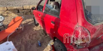 Αυτοκίνητο κύλησε μέσα σε παραλία και έπεσε πάνω σε κοπέλα που έκανε ηλιοθεραπεία