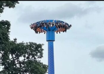 «Νόμιζα ότι θα πεθάνουμε» – Έμειναν κολλημένοι ανάποδα για 20 λεπτά σε λούνα παρκ