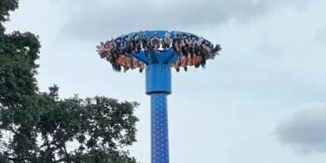 Alldaynews.gr «Νόμιζα ότι θα πεθάνουμε» – Έμειναν κολλημένοι ανάποδα για 20 λεπτά σε λούνα παρκ