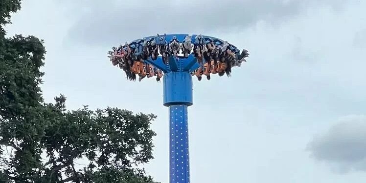 Alldaynews.gr «Νόμιζα ότι θα πεθάνουμε» – Έμειναν κολλημένοι ανάποδα για 20 λεπτά σε λούνα παρκ