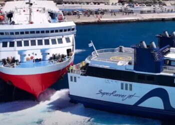 Μανούβρα που κόβει την ανάσα από καπετάνιο στο λιμάνι της Τήνου – Πέρασε «ξυστά» από πλοίο