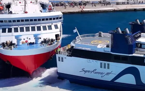 Alldaynews.gr Μανούβρα που κόβει την ανάσα από καπετάνιο στο λιμάνι της Τήνου – Πέρασε «ξυστά» από πλοίο