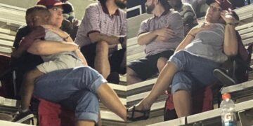 Alldaynews.gr Μικρό αγόρι πέφτει στην αγκαλιά άγνωστης γυναίκας κι εκείνη το κρατάει και το κοιμίζει σα να είναι δικό της