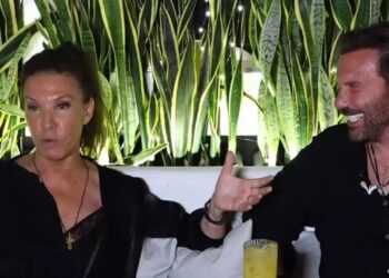 Alldaynews.gr Στράτος Τζώρτζογλου: «Ήρθε η Βάνα Μπάρμπα στο γύρισμα με ένα διχτυωτό φόρεμα και πάθαμε εγκεφαλικό»