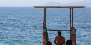 Alldaynews.gr Νεκρός 20χρονος ναυαγοσώστης μετά από καβγά με αλλοδαπούς στις Καλύβες – Διέφυγε αλλά λίγα μέτρα μετά έπαθε ανακοπή