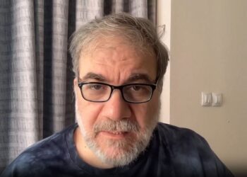 Ο Δημήτρης Σταρόβας σε μια συγκινητική επιστροφή: Παίζει κιθάρα μετά το εγκεφαλικό