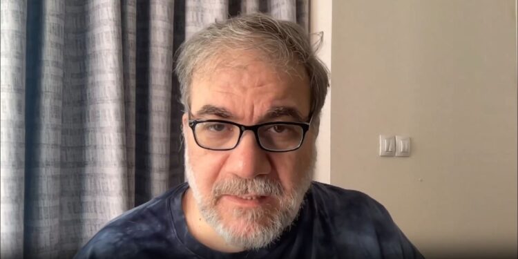 Alldaynews.gr Ο Δημήτρης Σταρόβας σε μια συγκινητική επιστροφή: Παίζει κιθάρα μετά το εγκεφαλικό