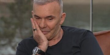 Alldaynews.gr Συγκλονίζει ο Στέλιος Ρόκκος: «Η μάνα μου δεν νιώθει πόνο πια, έχει χάσει δύο παιδιά»