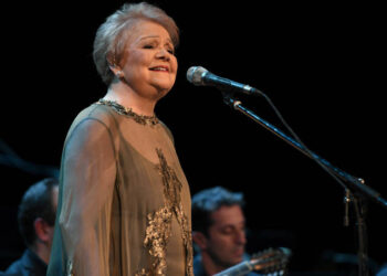 Η αγαπημένη Μαίρη Λίντα ηχογράφησε νέο τραγούδι και κάνει μια θεαματική επιστροφή που συγκινεί