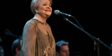 Η αγαπημένη Μαίρη Λίντα ηχογράφησε νέο τραγούδι και κάνει μια θεαματική επιστροφή που συγκινεί