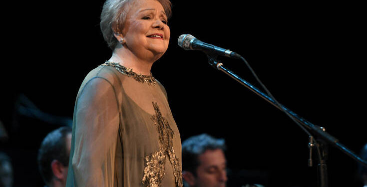 Η αγαπημένη Μαίρη Λίντα ηχογράφησε νέο τραγούδι και κάνει μια θεαματική επιστροφή που συγκινεί