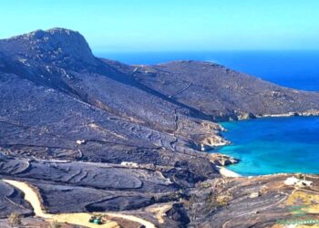 Εικόνες βιβλικής καταστροφής από τη φωτιά στη Σέριφο