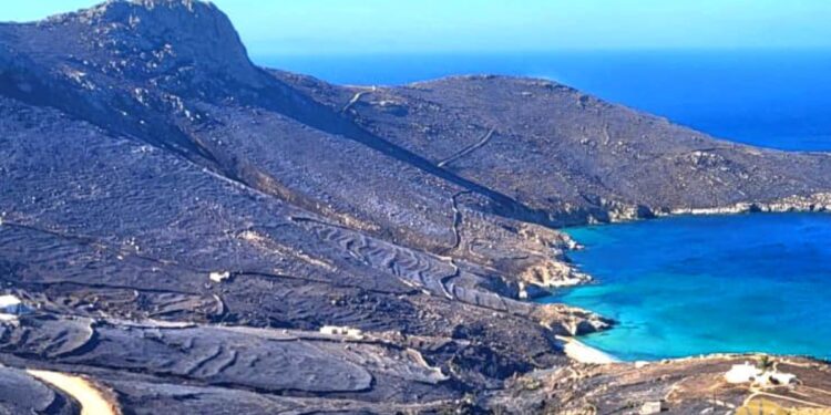 Εικόνες βιβλικής καταστροφής από τη φωτιά στη Σέριφο