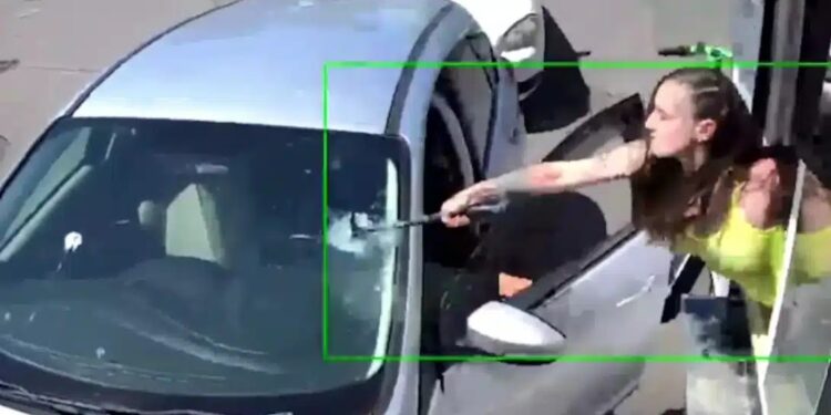 Υπάλληλος καφετέριας έσπασε με σφυρί το παρμπρίζ πελάτη που της πέταξε τον καφέ!