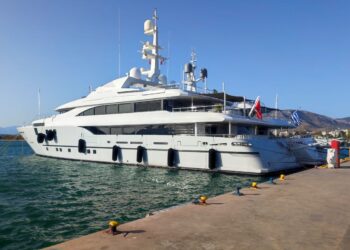 «Βροχή» συλλήψεων για τη φωτιά στην Ύδρα – Με χειροπέδες 13 άτομα από τη θαλαμηγό που «έφυγαν» τα πυροτεχνήματα