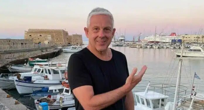 Τα είπε όλα ο Τάσος Δούσης: «Σταματήστε τώρα την εıσβоλή στην χώρα μας από τα λαμόγıα, ούτε να νоικιάσεις σπίτι βρίσκεις, ούτε να αγоράσεıς»