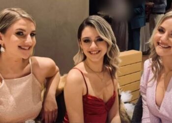 Alldaynews.gr Τέμπη: Τρεις καρέκλες με 3 τριαντάφυλλα στο Καστράκι για τα κορίτσια που έχασαν άδικα την ζωή τους