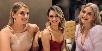 Alldaynews.gr Τέμπη: Τρεις καρέκλες με 3 τριαντάφυλλα στο Καστράκι για τα κορίτσια που έχασαν άδικα την ζωή τους