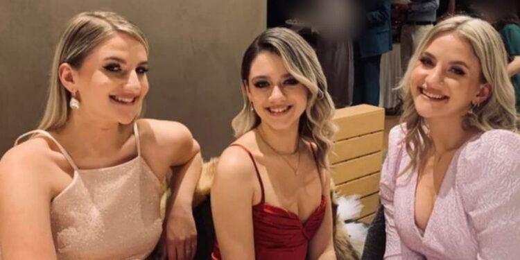 Alldaynews.gr Τέμπη: Τρεις καρέκλες με 3 τριαντάφυλλα στο Καστράκι για τα κορίτσια που έχασαν άδικα την ζωή τους