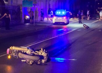 Τραγωδία στην άσφαλτο: Ένας νεκρός και ένας τραυματίας σε μετωπική σύγκρουση – Σε σοκ η σύζυγος που ακολουθούσε με μηχανάκι (φωτο)