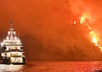 Στη Βουλιαγμένη η ύποπτη θαλαμηγός «Περσεφόνη» για τη φωτιά στην Ύδρα: Οργισμένοι οι κάτοικοι του νησιού (video)