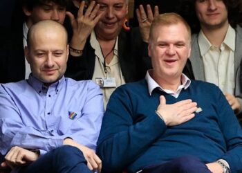 Σύρος: Κατατέθηκε η πρώτη αίτηση υιοθεσίας παιδιών από παντρεμένο ομόφυλο ζευγάρι