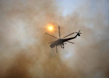 Μεγάλη φωτιά στο Μαρκόπουλο: Επιχειρούν αεροσκάφη, ελικόπτερα και ισχυρές επίγειες δυνάμεις