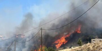 Alldaynews.gr Νέα μεγάλη φωτιά τώρα: Ήχησε το 112, κινδυνεύουν σπίτια – Στη μάχη Πυροσβέστες, εναέρια & εθελοντές