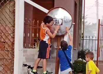 Μία φωτογραφία γεμάτη ελπίδα και αισιοδοξία – Μικρά παιδιά γίνονται παράδειγμα προς μίμηση