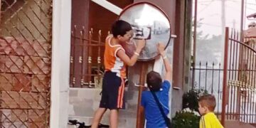 Alldaynews.gr Μία φωτογραφία γεμάτη ελπίδα και αισιοδοξία – Μικρά παιδιά γίνονται παράδειγμα προς μίμηση