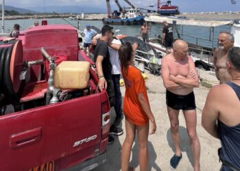 Θρίλερ στο Στόμιο με παρολίγον πνιγμό ζευγαριού και ενός ακόμη ατόμου – “Μάχη” με τα κύματα και σωτήρια επέμβαση των ναυαγοσωστών