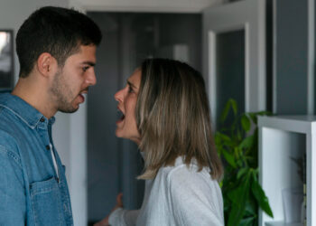 Είπε στην κοπέλα του να παρατήσει τις σπουδές της – «Δεν χρειάζεσαι πτυχίο για να είσαι νοικοκυρά»